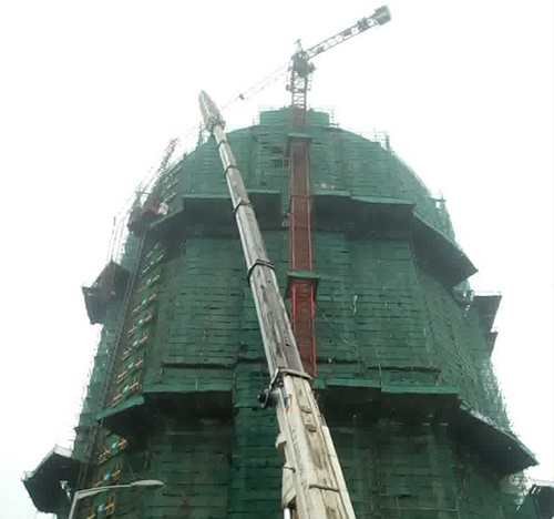 那坡吊车在工地上作业